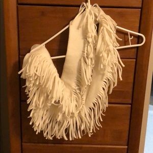👗White fleece fringed scarf